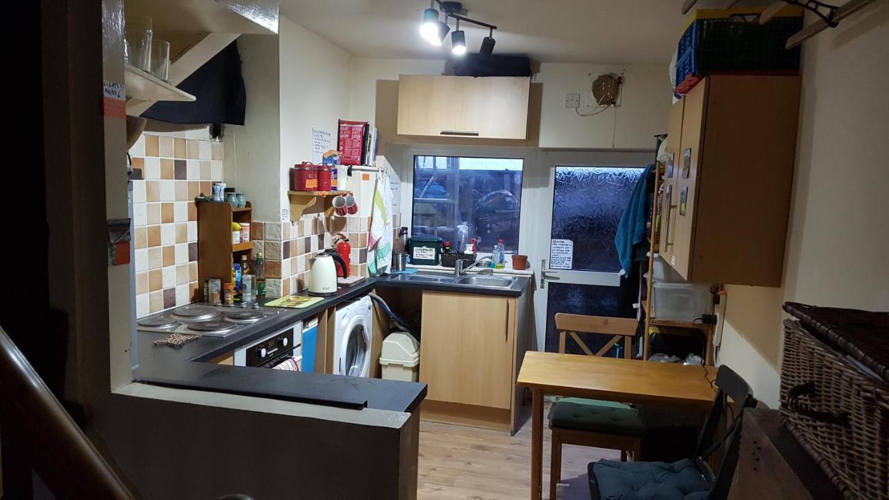 'Yellow Wood Micro Hostel-Eco Urban Bothy Style Very Basic But Cosy Redecorating But Cheap & Friendly Quiet Time Lockout 11Pm-7Am Bring Towel Or Hire Brecon Dış mekan fotoğraf