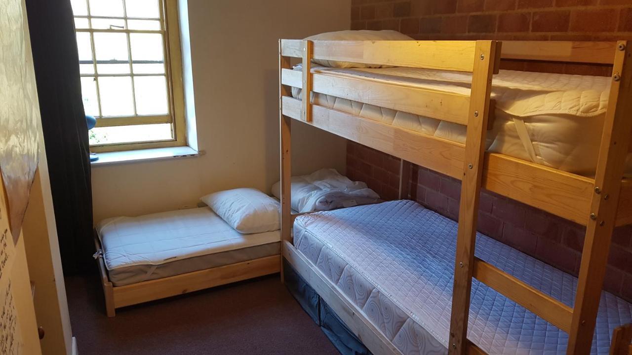 'Yellow Wood Micro Hostel-Eco Urban Bothy Style Very Basic But Cosy Redecorating But Cheap & Friendly Quiet Time Lockout 11Pm-7Am Bring Towel Or Hire Brecon Dış mekan fotoğraf