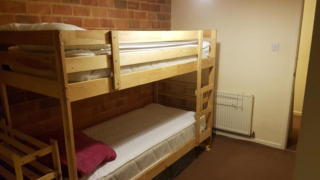 'Yellow Wood Micro Hostel-Eco Urban Bothy Style Very Basic But Cosy Redecorating But Cheap & Friendly Quiet Time Lockout 11Pm-7Am Bring Towel Or Hire Brecon Dış mekan fotoğraf