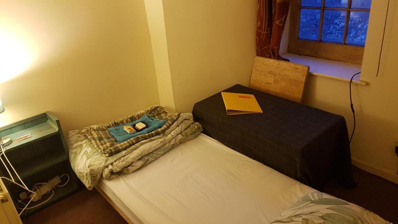 'Yellow Wood Micro Hostel-Eco Urban Bothy Style Very Basic But Cosy Redecorating But Cheap & Friendly Quiet Time Lockout 11Pm-7Am Bring Towel Or Hire Brecon Dış mekan fotoğraf