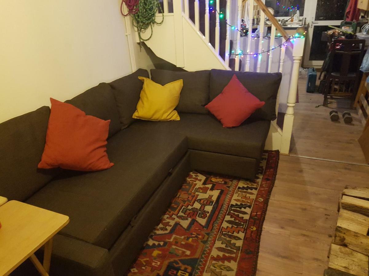 'Yellow Wood Micro Hostel-Eco Urban Bothy Style Very Basic But Cosy Redecorating But Cheap & Friendly Quiet Time Lockout 11Pm-7Am Bring Towel Or Hire Brecon Dış mekan fotoğraf