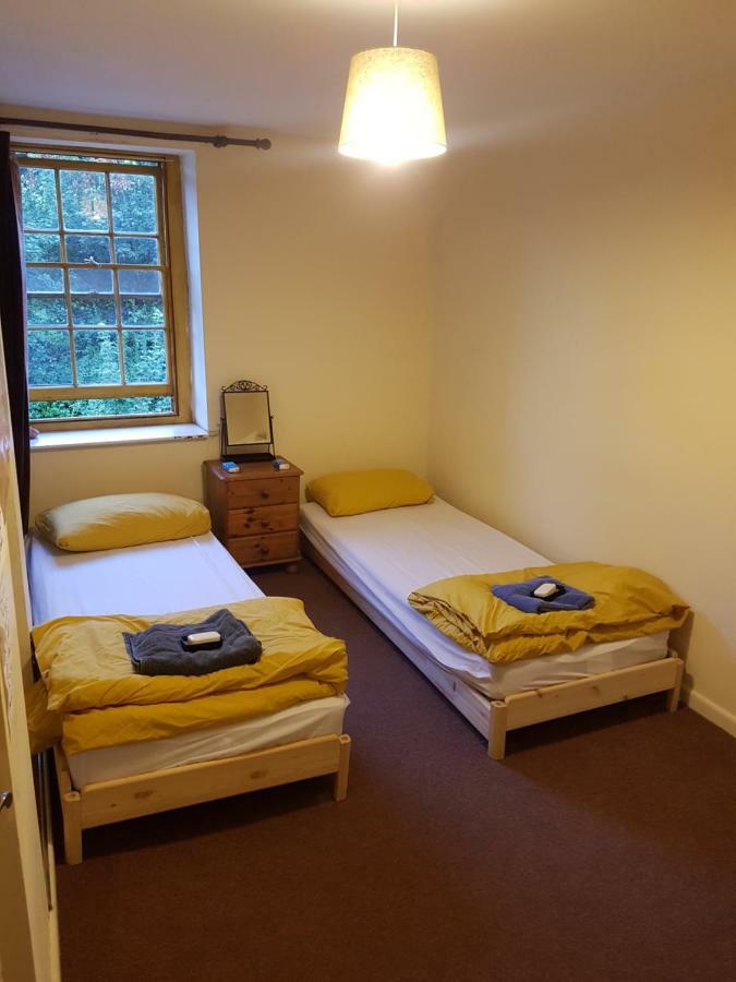 'Yellow Wood Micro Hostel-Eco Urban Bothy Style Very Basic But Cosy Redecorating But Cheap & Friendly Quiet Time Lockout 11Pm-7Am Bring Towel Or Hire Brecon Dış mekan fotoğraf
